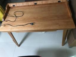 Título do anúncio: Mesa escrivaninha em madeira maciça e com tomadas