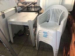 Título do anúncio: Jogo de Mesa e Cadeiras Plásticas (1 mesa + 4 cadeiras)