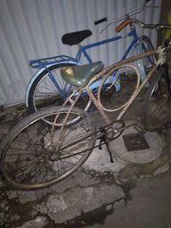 Título do anúncio: 2 bicicletas antigas olé 70 e uma monark jubileu entre anos 60