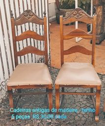 Título do anúncio: Cadeiras antigas de madeira tenho 5 peças. 30,00 cada