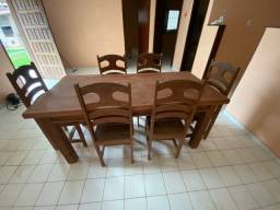 Título do anúncio: Mesa de madeira maciça com 6 cadeiras 