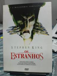 Título do anúncio: Vendo Box de DVDs da série Os Estranhos, do mestre do horror Stephen King 