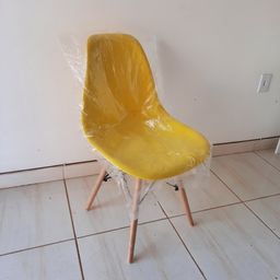 Título do anúncio: Cadeira com pés palito eames amarela 