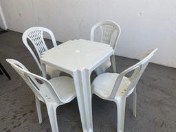 Título do anúncio: Conjunto de mesa e cadeiras sem braço branca no atacado pra lanchonete