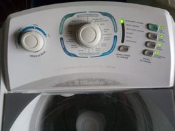 Título do anúncio: Vendo uma máquina de lavar roupas 10kg  Electrolux 