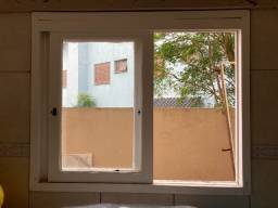 Título do anúncio: Vendo janela de correr 1,10 x 0,90 em madeira. Usada