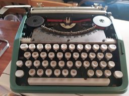 Título do anúncio: Máquina de escrever pequena