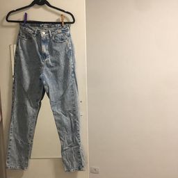 calça mom jeans marmorizada