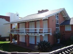 Título do anúncio: Casa com 05 dormitórios a beira mar em Torres