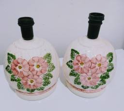 Título do anúncio: Kit 2 abajures antigos de porcelana bem cuidados com desenhos em flores
