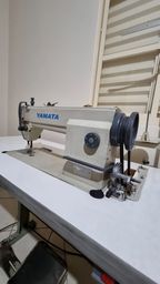 Título do anúncio: Máquina de costura industrial reta Yamata FY8600 | 110V
