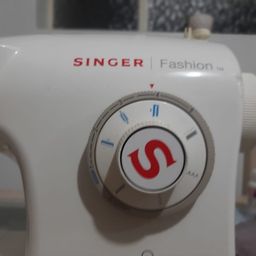 Título do anúncio: Máquina de costura Singer Fashion