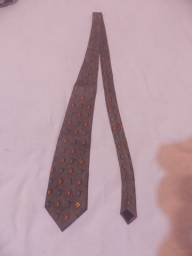 Título do anúncio: gravata marrom com detalhes dourado e verde importada de seda