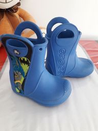 bota crocs batman