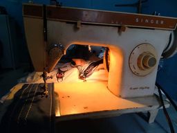 Título do anúncio: Máquina de costurar singer reta e zig zag
