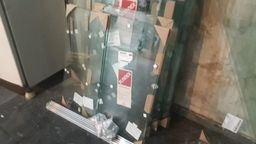 Título do anúncio: Janelas em vidro temperado de Abrir e Pivotante  na descriçao (Oportunidade)