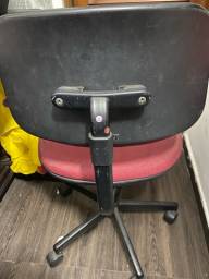 Título do anúncio: Cadeira secretária giroflex, suspensão perfeita. Preta e vermelha