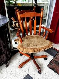 Título do anúncio: Cadeira de madeira estilo colonial Giratória com rodinhas 