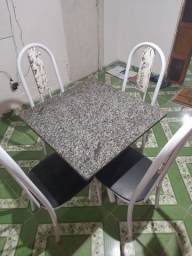 Título do anúncio: Vende-se mesa de mármore com 4 cadeiras .