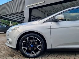 https://img.olx.com.br/thumbs256x256/64/641569407736137.jpg