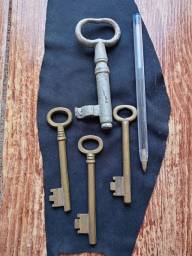 Título do anúncio: 4 chaves antigas em bronze e 1 em ferro