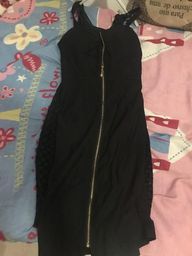 vestido até o joelho colado