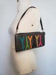 Título do anúncio: Bolsa em couro Preta com tiras colorias e alça dupla 