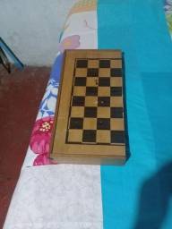 Título do anúncio: Tabuleiro de xadrez madeira com c/30 peças 