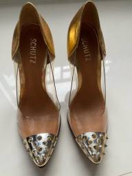 Título do anúncio: Sapato scarpin verniz dourado com Skype marca SCHUTZ tamanho 38