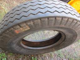 Título do anúncio: pneu para caminhao pirelli liso em boas  condições medida 900x20 