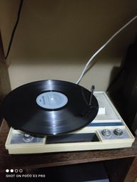 Título do anúncio: Radio antigo (vitrola ) radio e disco 
