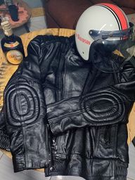 Título do anúncio: Jaqueta couro motoqueiro e capacete bolha
