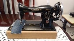 Título do anúncio: Maquina de Costura Singer Antiga, em ótimo estado, bem regulada