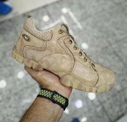 botinha da oakley camuflada bege