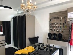 Loja no centro de An�polis muito bem localizada , completa !