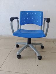 Título do anúncio: Cadeira Giratoria com bracos Plastica azul seminova