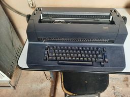 Título do anúncio: Máquina de Escrever Elétrica IBM - Perfeito Estado