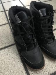 tenis com salto dentro