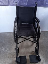 Título do anúncio: Cadeira de roda preta 