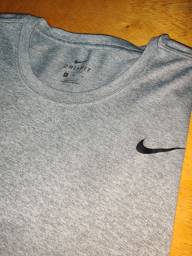 Título do anúncio: Camiseta Nike Dri-FIT Masculina - Cinza