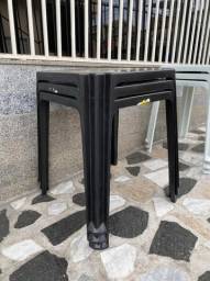 Título do anúncio: Temos mesa plástica nova cor preta pra restaurante no atacado