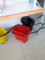 Título do anúncio: cesta plastica com rodas para mercadimho r$ 280, * 