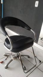 Título do anúncio: Vendo cadeira de barbeiro em estado de nova 