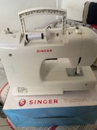 Título do anúncio: Máquina de costura doméstica Singer 