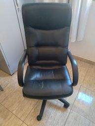 Título do anúncio: Cadeira (couro) preta de escritório giratória 