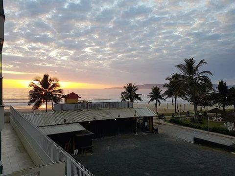 QUADRA MAR. Pé na areia. 2 quartos. Meia Praia, Itapema