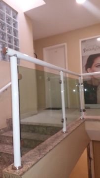 Sala no Colubandê com 28m² rua principal e local movimentado.