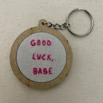 Chaveiro bordado 'Good Luck, Babe' Chappell Roan