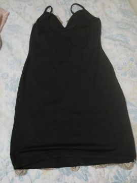 Vestido preto com detalhes em dourado