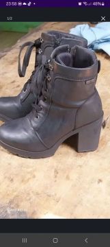 Botas pretas de salto alto